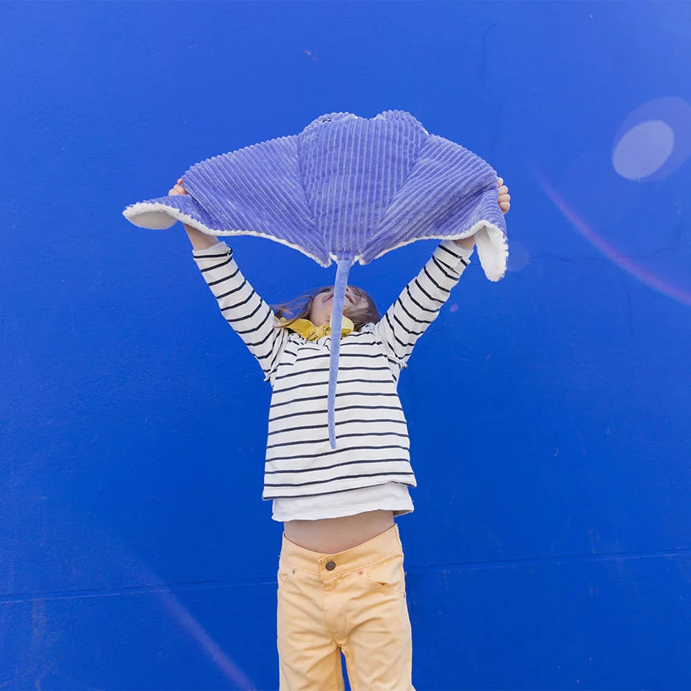 Peluche Géante Raie Manta Et Son Bébé Violet Mantalou Les Ptipotos 6 Peluche Géante Raie Manta Et Son Bébé Violet Mantalou Les Ptipotos – Image 4