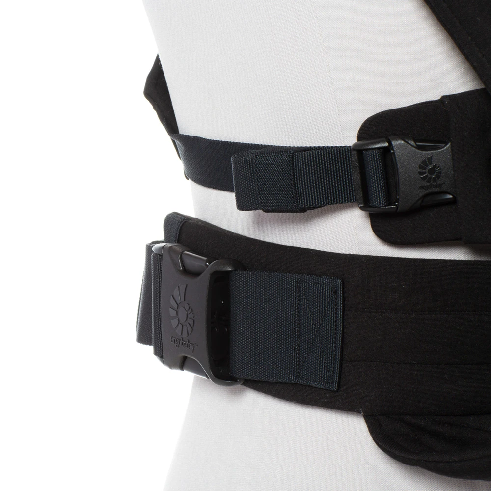 Ergobaby Porte-bébé Embrace Noir Intense 9 Ergobaby Porte-bébé Embrace Noir Intense – Image 7