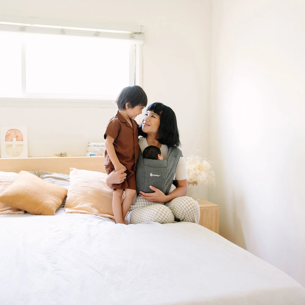 Ergobaby Porte-bébé Embrace Gris 17 Ergobaby Porte-bébé Embrace Gris – Image 15